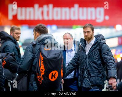 Wien, Österreich. Januar 2020. Handball: Europameisterschaft, Nationalmannschaft, Deutschland. Torhüter Andreas Wolff (r) und DHB-präsident Andreas Michelmann (2. Von rechts) kommen auf ihrer Reise von Trondheim (Norwegen) mit der deutschen Handball-Nationalmannschaft am Flughafen Schwechat an. Credit: Sascha Klahn / dpa / Alamy Live News Stockfoto