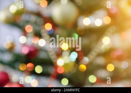 Festlicher weihnachtshintergrund. Garland leuchtet auf dem Weihnachtsbaum. Unschärfe, nicht fokussiert Stockfoto