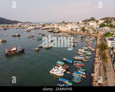 Luftaufnahme der Insel Cheung Chau und des berühmten traditionellen Fischerhafens in Hongkong Stockfoto