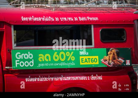 Chiangmai, Thailand - 9. Januar 2020: Greif Food Werbung auf dem Roten Taxi chiang Mai. Auto Auf der Straße Nr.1001 8 km von Chiangmai Business Area. Stockfoto