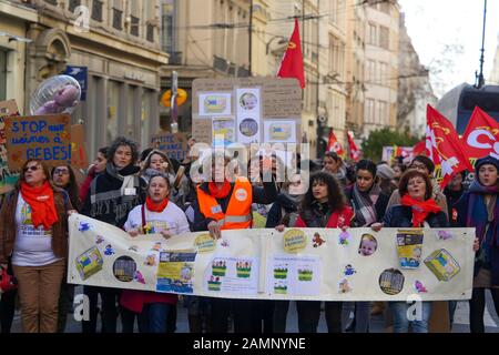 Fachleute aus der frühen Kindheit protestieren gegen die Überfüllung der Kindergärten, Lyon, Frankreich Stockfoto