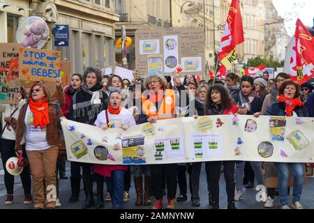 Fachleute aus der frühen Kindheit protestieren gegen die Überfüllung der Kindergärten, Lyon, Frankreich Stockfoto