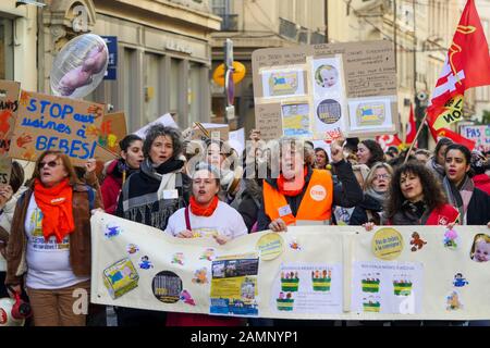 Fachleute aus der frühen Kindheit protestieren gegen die Überfüllung der Kindergärten, Lyon, Frankreich Stockfoto