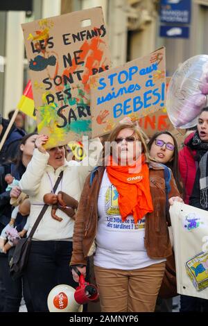 Fachleute aus der frühen Kindheit protestieren gegen die Überfüllung der Kindergärten, Lyon, Frankreich Stockfoto