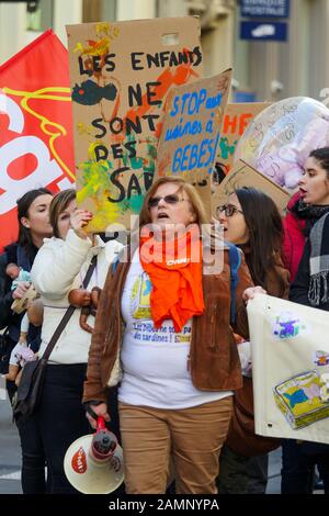 Fachleute aus der frühen Kindheit protestieren gegen die Überfüllung der Kindergärten, Lyon, Frankreich Stockfoto