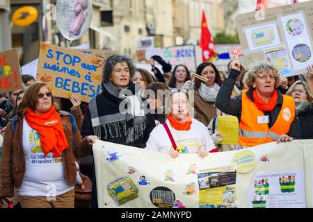 Fachleute aus der frühen Kindheit protestieren gegen die Überfüllung der Kindergärten, Lyon, Frankreich Stockfoto