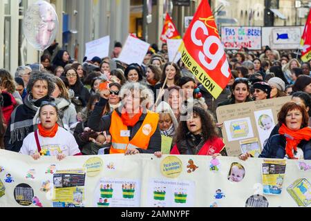 Fachleute aus der frühen Kindheit protestieren gegen die Überfüllung der Kindergärten, Lyon, Frankreich Stockfoto