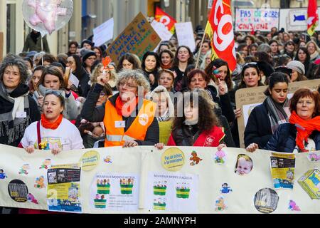 Fachleute aus der frühen Kindheit protestieren gegen die Überfüllung der Kindergärten, Lyon, Frankreich Stockfoto