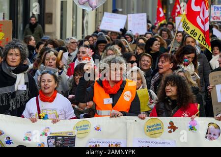 Fachleute aus der frühen Kindheit protestieren gegen die Überfüllung der Kindergärten, Lyon, Frankreich Stockfoto