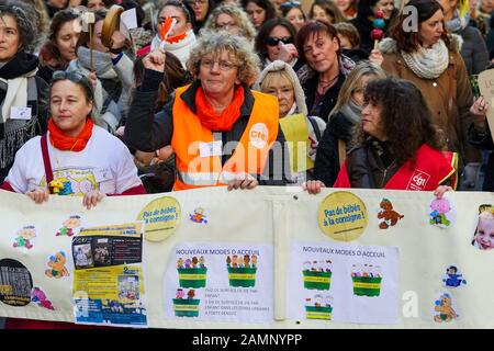 Fachleute aus der frühen Kindheit protestieren gegen die Überfüllung der Kindergärten, Lyon, Frankreich Stockfoto