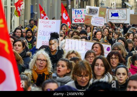 Fachleute aus der frühen Kindheit protestieren gegen die Überfüllung der Kindergärten, Lyon, Frankreich Stockfoto