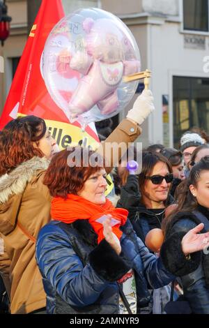 Fachleute aus der frühen Kindheit protestieren gegen die Überfüllung der Kindergärten, Lyon, Frankreich Stockfoto