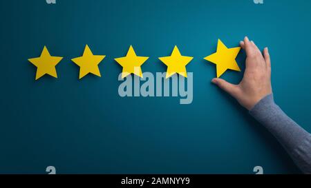 Geschäftsfrau, die fünf Sterne zeigt, um die Bewertung zu erhöhen Stockfoto