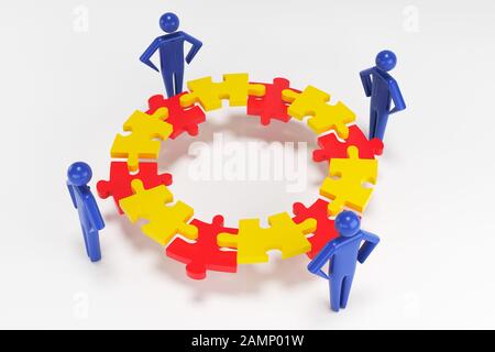 Vier menschliche 3D-Figuren sind Teile eines Puzzles in ihren Händen. Teamwork Konzept 3d-Menschen. 3D-Rendering Stockfoto