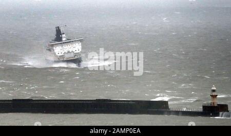 Die DFDS-Fähre, Calais Seaways, wird bei stürmischem Wetter am Hafen von Dover in Kent von Wellen gepufft. Stockfoto