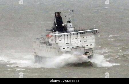 Die DFDS-Fähre, Calais Seaways, wird bei stürmischem Wetter am Hafen von Dover in Kent von Wellen gepufft. Stockfoto