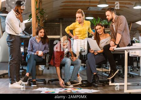 Erfolgreiche Designer diskutieren über Kundenaufträge und Farbfelder Stockfoto