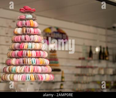 Pyramide aus mehrfarbigen Makronen auf pastellblauem Hintergrund. Köstliche und frische süße Speisen. Gesundes und organisches Ernährungskonzept. Stockfoto