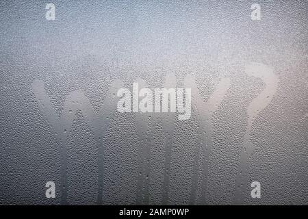 Wort Warum bei Frage Zeichen auf den verschwitzten Glas geschrieben. Stockfoto