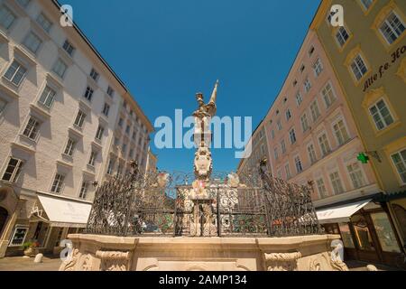 Salzburg, Österreich - Juli 24, 2019: Florian Brunnen (Florianibrunnen) am Alten Markt. Stockfoto