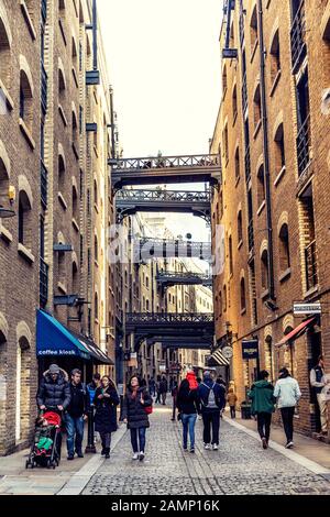 Lager und Gehwege auf dem historischen Riverside Straße Shad Thames, London Bridge, London, UK Stockfoto