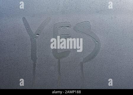 Nahaufnahme von Word ja auf den verschwitzten Glas geschrieben. Stockfoto