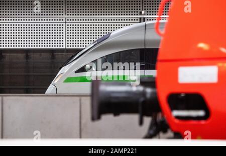 14. Januar 2020, Berlin: Eine Inter City (IC) und ein Inter City Express (ICE) befinden sich am Berliner Hauptbahnhof. Foto: Christophe Gateau / dpa Stockfoto