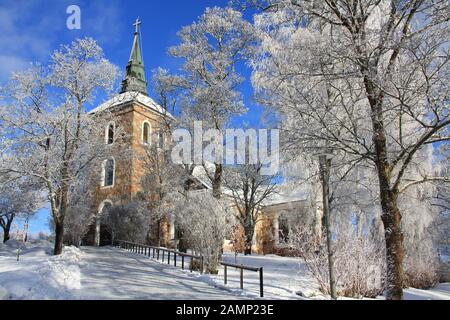 Uskela-Kirche, im Winter mit Hoarfrost auf Bäumen. Salo, Finnland Stockfoto