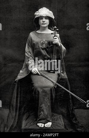 Leila "Laylah" Waddell (1880-1932) australische Geigerin, fotografiert in zeremoniellen Gewändern für die Aufführung der Riten von Eleusis, aufgeführt in Caxton Hall, London im Oktober und November 1910. Sie war Muse und Geliebte des britischen Okkultisten Aleister Crowley (1875-1947) und komponierte die Musik, um die Aufführung zu begleiten. Stockfoto