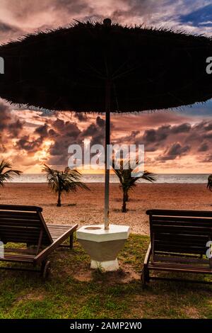 Sonnenuntergang über dem privaten Strand der Ferienanlage der Luxusklasse in Gambia, Westafrika. Stockfoto