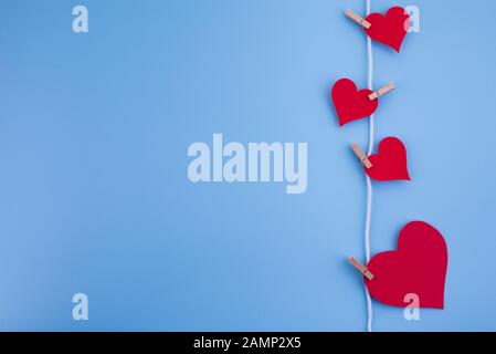 Abstrakter Hintergrund zum Valentinstag mit Papierschnitt, flacher Anordnung Stockfoto