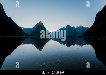 Früh morgens im Milford Sound mit schönen Reflexionen Stockfoto