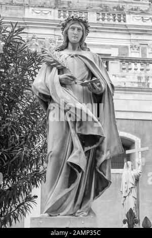 Catania, ITALIEN - 7. APRIL 2018: Die Statue der heiligen Rosalia vor der Basilika di Sant'Agata. Stockfoto