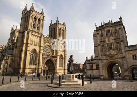 BRISTOL, GROSSBRITANNIEN - 8. APRIL 2019. Die Kathedrale von Bristol wurde 1140 gegründet und die Zentralbibliothek von Bristol. Bristol, England, Großbritannien, 8. April 2019 Stockfoto