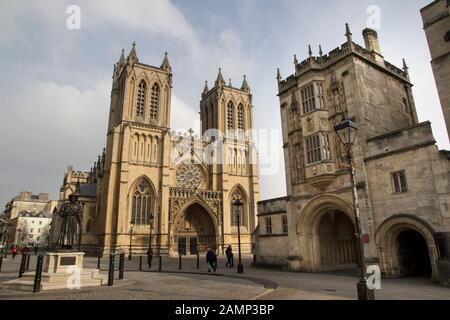 BRISTOL, GROSSBRITANNIEN - 8. APRIL 2019. Die Kathedrale von Bristol wurde 1140 gegründet und die Zentralbibliothek von Bristol. Bristol, England, Großbritannien, 8. April 2019 Stockfoto