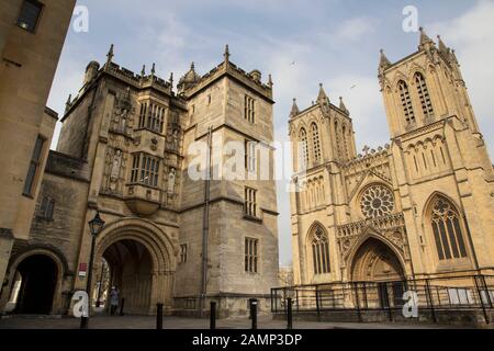 BRISTOL, GROSSBRITANNIEN - 8. APRIL 2019. Die Kathedrale von Bristol wurde 1140 gegründet und die Zentralbibliothek von Bristol. Bristol, England, Großbritannien, 8. April 2019 Stockfoto