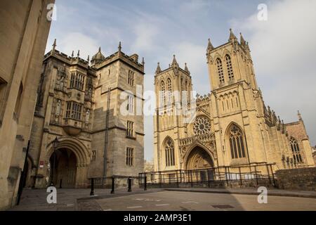 BRISTOL, GROSSBRITANNIEN - 8. APRIL 2019. Die Kathedrale von Bristol wurde 1140 gegründet und die Zentralbibliothek von Bristol. Bristol, England, Großbritannien, 8. April 2019 Stockfoto