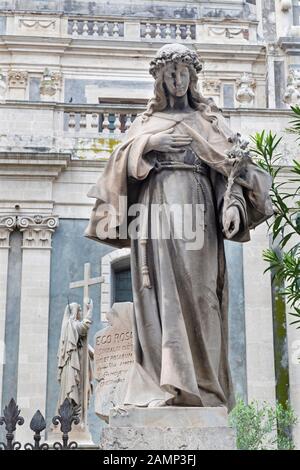 Catania, ITALIEN - 7. APRIL 2018: Die Statue der heiligen Lucy vor der Basilika di Sant'Agata. Stockfoto