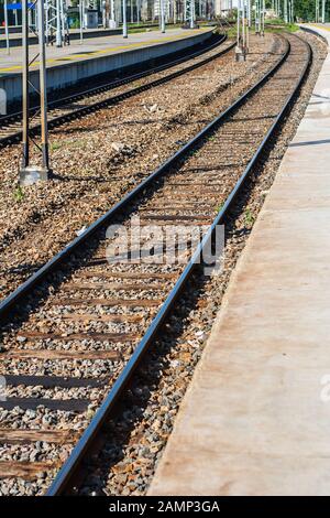 Zwei Bahnsteiggleise am Bahnsteig am OstWarschauer Bahnhof Stockfoto