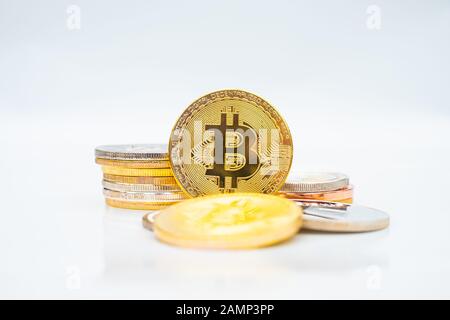 Bündel von Crypto Währung Münzen mit verschiedenen der glänzenden silbernen und goldenen physischen cryptocurrencies Symbol Münzen, Bitcoin, des Astraleums,. Litecoin, Monero, Welligkeit mit Fokus auf BTC Bitcoin Stockfoto