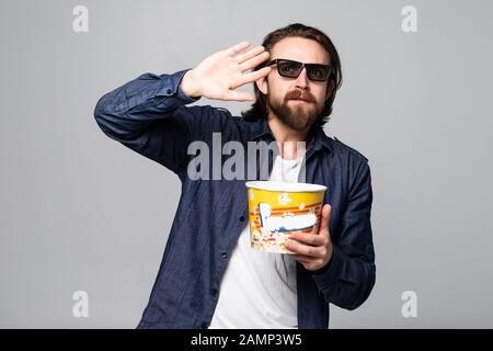 Mann trägt ein paar 3D Brille und Essen Popcorn isoliert auf weißem Hintergrund Stockfoto