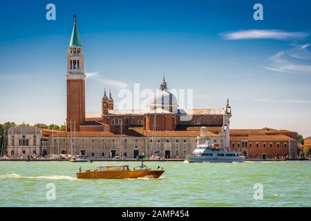 Venedig, Venetien/Italien 20. AUGUST 2015: Chiesa di San Giorgio Maggiore und Grand Canal bei Sonnenuntergang, Adria. Stockfoto