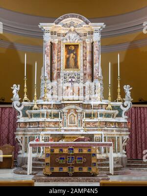 Catania, ITALIEN - 7. APRIL 2018: Der barocke Kirchenaltar Santuario della Madonna del Carmine. Stockfoto