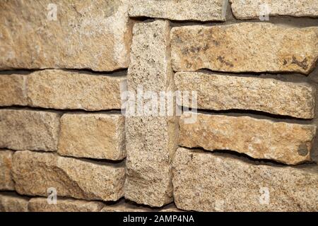 Nahaufnahme einer Steinmauer aus geschnittenen Sandsteinblöcken. Stockfoto
