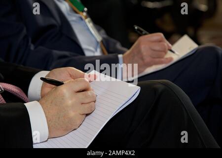 Notizen bei einer Geschäftsbesprechung oder Konferenz machen. Stockfoto