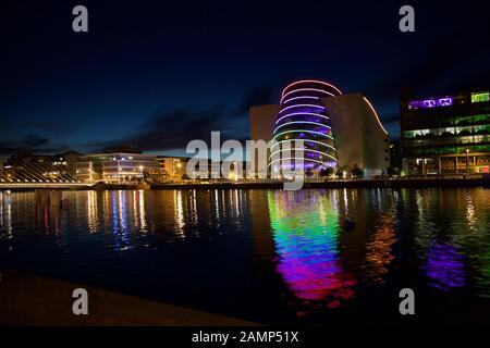 Das Kongresszentrum in Dublin, Irland, leuchtete in Regenbogenfarben. Stockfoto