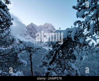 Schnee Eibsee und Zugspitze im perfekten Licht Stockfoto