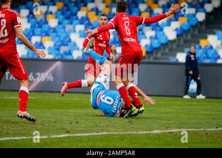 Rom, Kampanien, Italien. Januar 2020. Während des italienischen Fußballpokals SSC Neapel gegen den FC Perugia am 14. Januar 2020 im San Paolo Stadion in Neapel.Im Bild: Llorente Credit: Fabio Sasso/ZUMA Wire/Alamy Live News Stockfoto