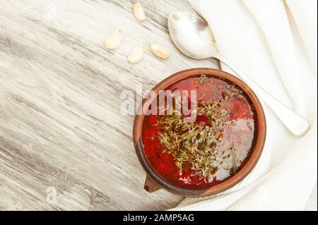 Ukrainischer Borsch mit grünen Zwiebeln, Brot und Knoblauch. Draufsicht Stockfoto