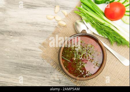 Ukrainischer Borsch mit grünen Zwiebeln, Brot und Knoblauch. Draufsicht Stockfoto